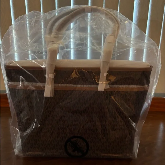BRAND NEW IN PACKAGING!! Michael Kors large Winston tote. Never opened. - Picture 4 of 4